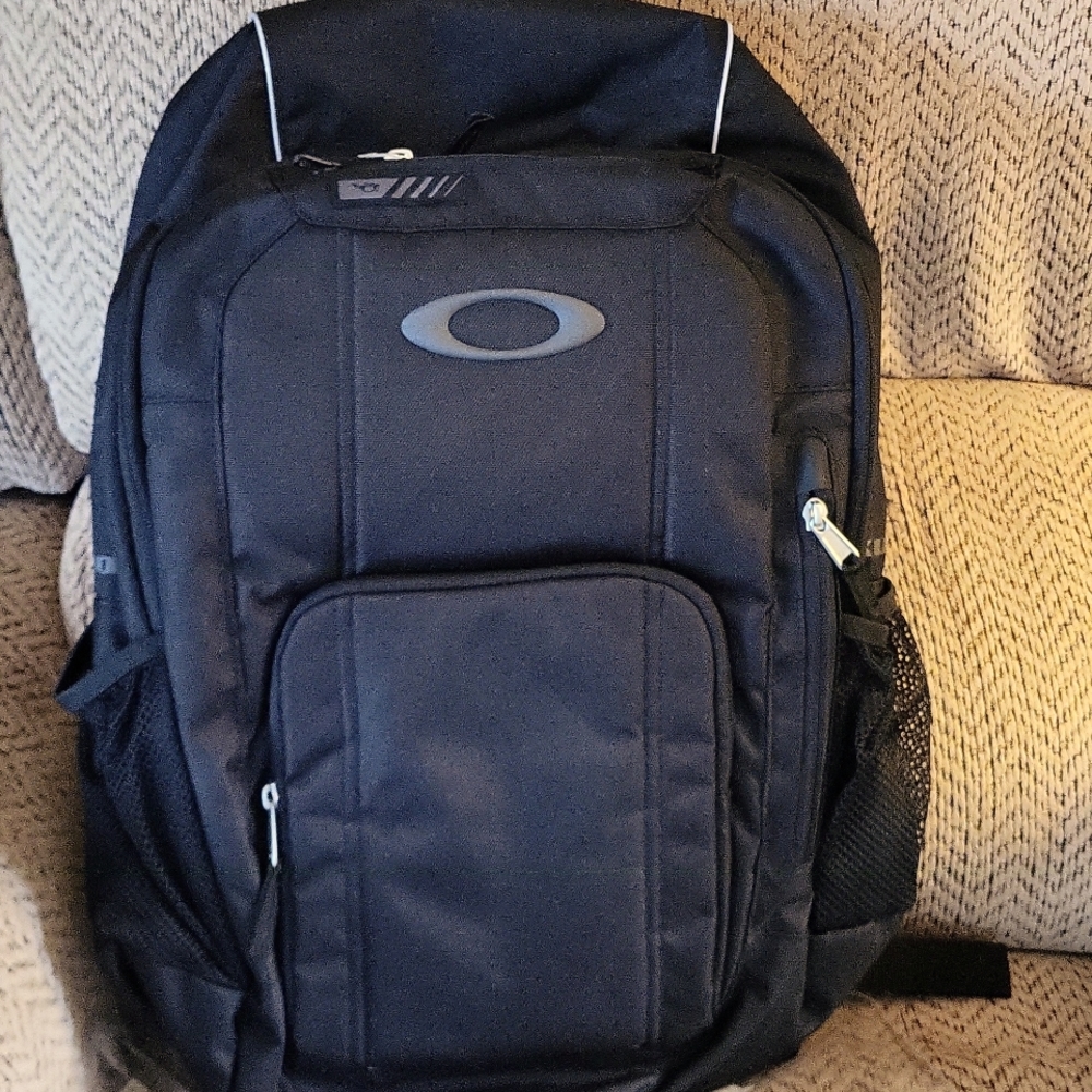 NWT Oakley Enduro 25L black backpack